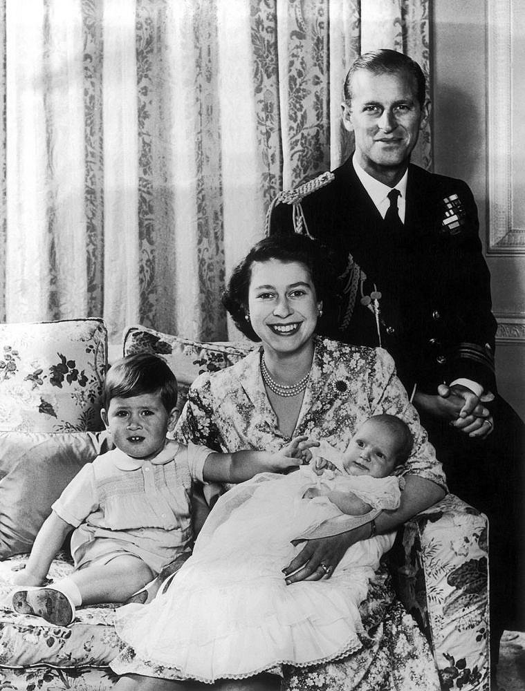 伊麗莎白公主一家人，包含夫婿菲利浦親王、兒子查爾斯王子，以及女兒安娜公主，攝於 1951.01.10 ，地點位在他們倫敦的住所克萊倫斯宮。