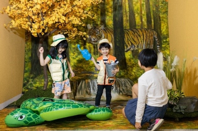 北美館兒藝中心「跟你說個故事：雲朵不見了」體驗創作學習區（局部），臺北市立美術館提供。