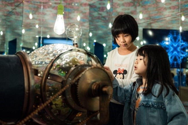 張嘉穎《謎.幻.鏡》互動情境照，臺北市立美術館提供。