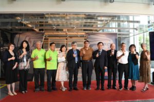 文化部次長李連權（右5）、國美館館長廖仁義（左6）、猴銅礦工文史館退休礦工周朝南（左4）、洪瑞麟在臺家屬洪柏信伉儷（右3、右2）等合影