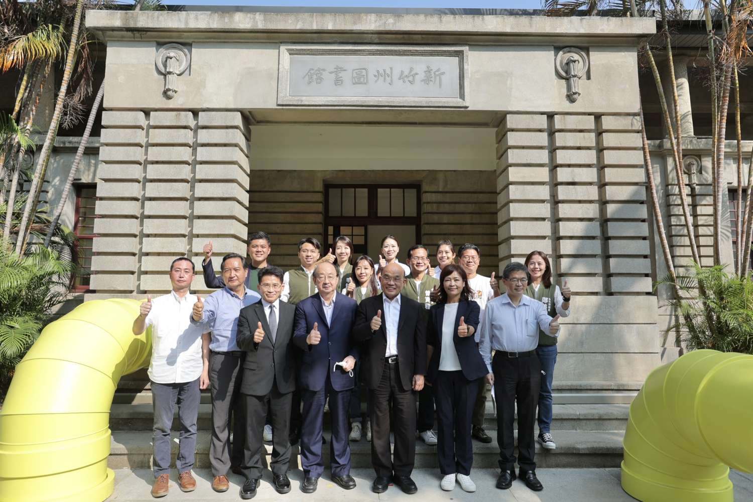 行政院長蘇貞昌(前排右三)參訪新竹州圖書館,力讚其為公私協立修復古蹟典範。 圖片來源:新竹市政府文化局