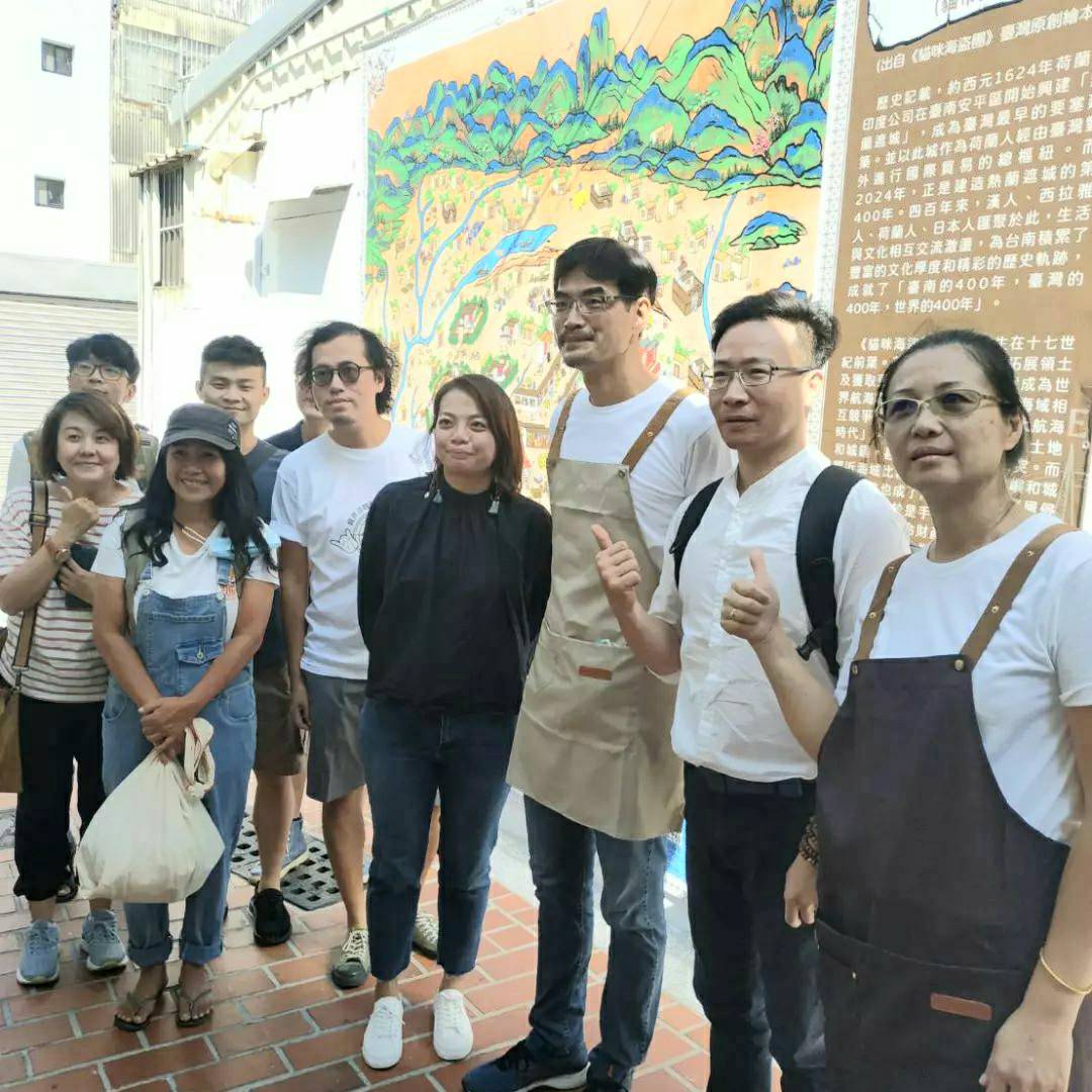圖 中 創作者邱浡洧先生 右 四 台南市 文創科科長 徐仙如 科長