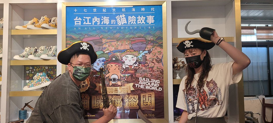 圖 中 創作者邱浡洧先生 右 四 台南市 文創科科長 徐仙如 科長