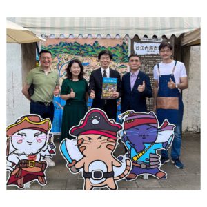 圖  右起台江內海古地圖(貓市民版)創作者邱浡洧 右二 東東餐飲集團董事長李日東   中  台南市文化局長  葉澤山局長