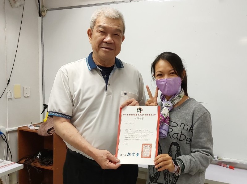 臺北市傳統整復推拿與民俗調理職業工會胡震亞理事長(左)聖達保經行政專員(學員)羅婉菁(右)