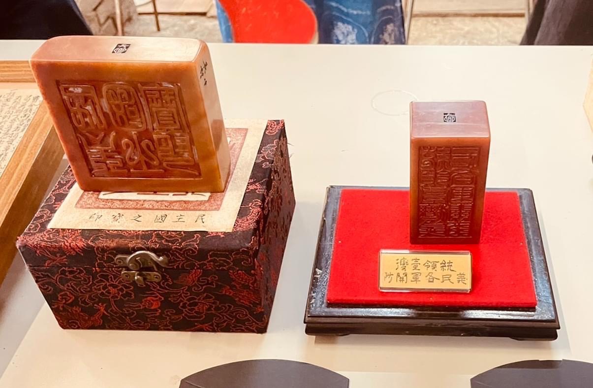 圖 苗栗1895 苗栗銅鑼灣文化生活館提供 民主國之寶印&統領台灣義民個軍團關防&十四連莊合約