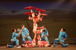 公版-臺灣特技團《鄉韻拾趣》發揮人體極致特技異能的東方藝術 圖片提供：臺中市葫蘆墩文化中心