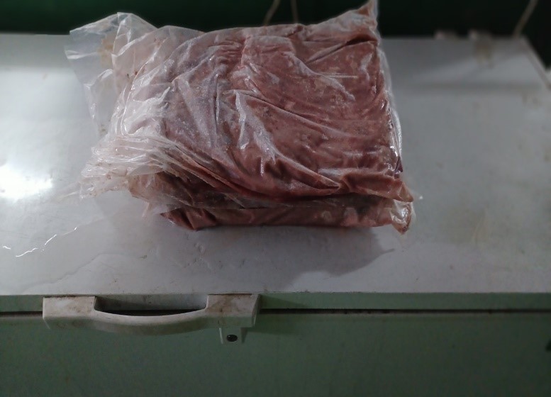 愛心廠商捐贈的生肉末，以此肉末餵養領角鴞寶寶長達2個半月，直到其換羽完成。圖片來源:新北市政府動物保護防疫處