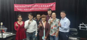台藝協會江姮姬理事長、許家源顧問與現場音樂家合照