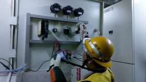 為維護選舉期間供電穩定性，台電人員事前巡檢線路設備加強維護。
