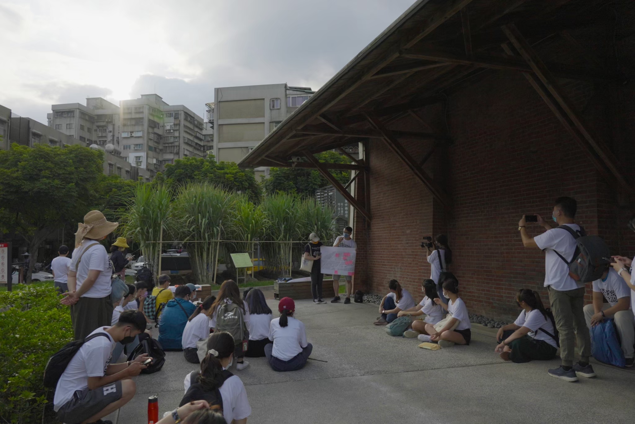 臺北市立大學學生參訪糖廍園區後討論 記者資料照片