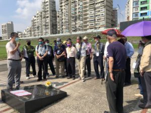 張敏生前輩之子張曉霖（左一）於馬場町紀念公園碑文前分享故事。