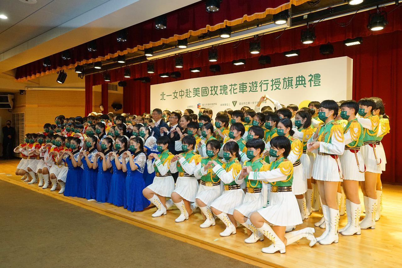 臺灣參加美國洛杉磯玫瑰花車遊行的隊伍 圖:臺北市政府秘書處媒體事務組