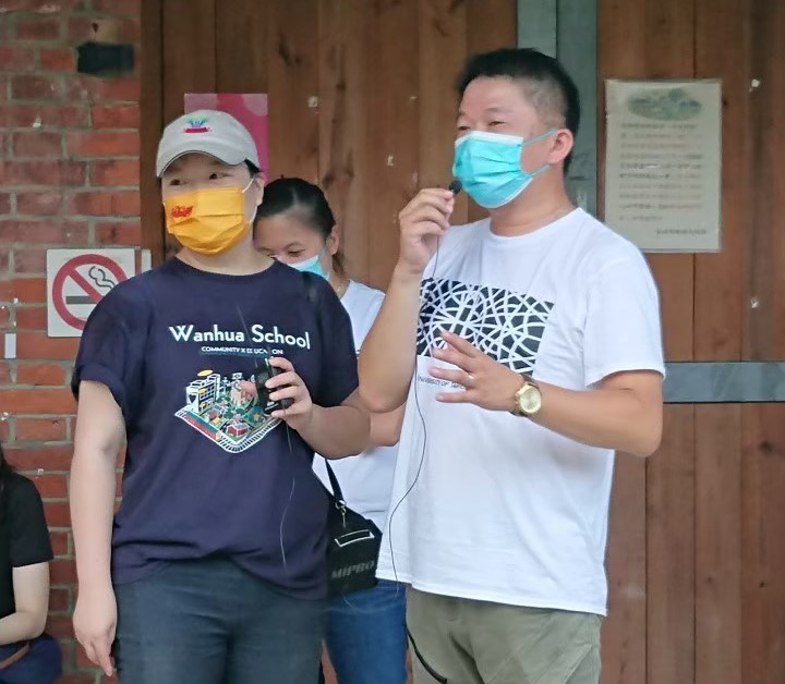 萬華社區小學創辦人陳德君(左)許家源主任(右) 記者資料照片