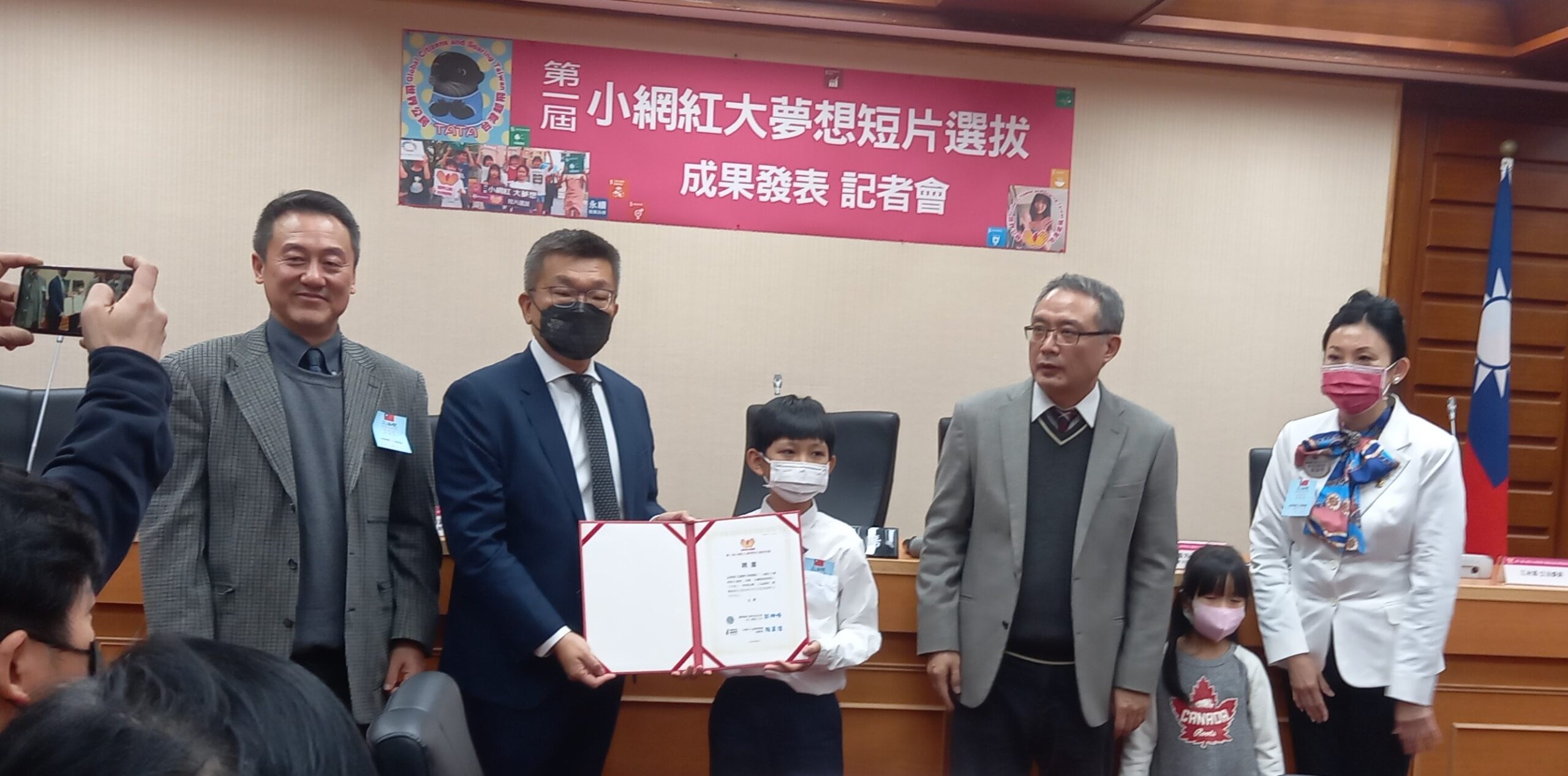 小網紅大夢想永續發展教育小小代言人，立法院蔡其昌副院長親自授證！
