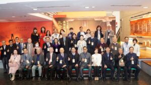 圖 / 第一排左起依序為梁筱娟女士、朱甌博士、林垂宙博士、李克明博士、錢復董事長、詹乾隆副校長、孔垂長奉祀官、奉祀官夫人、江俊龍主委、陳漢強理事長、丁守中先生(儒道智慧永續應用全球研究中心 提供)