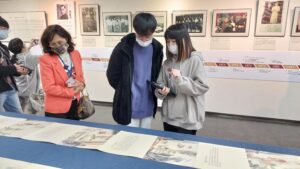 圖 / 東吳大學學生擔任文物導覽大使,向貴賓、學生進行文物導覽
