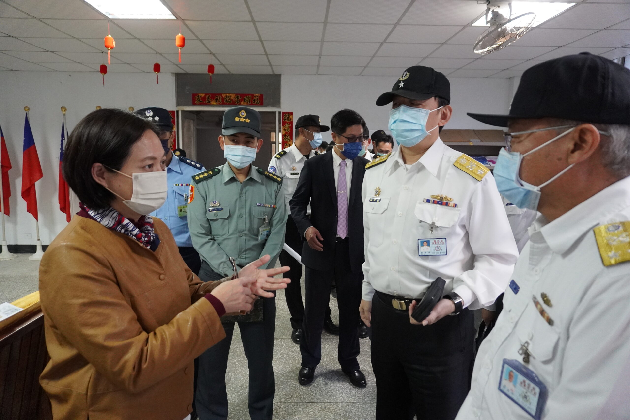 賴香伶海軍宿舍會勘 關心老兵居住安全