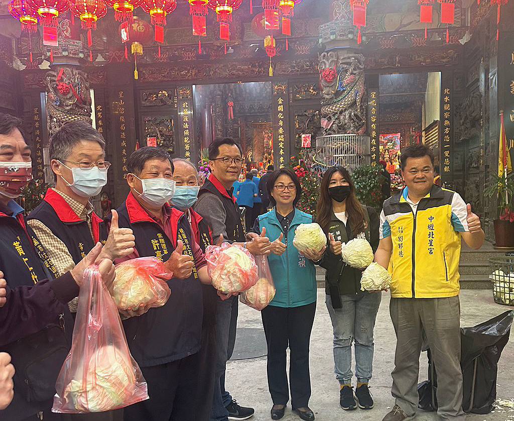 立委湯蕙禎與中壢北星宮攜手助高麗菜農