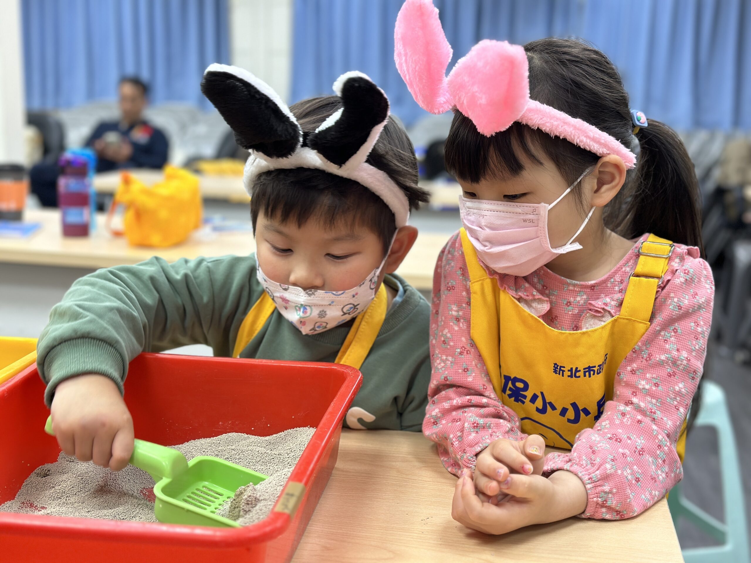 動保員體驗 小孩化身萌兔照顧流浪動物