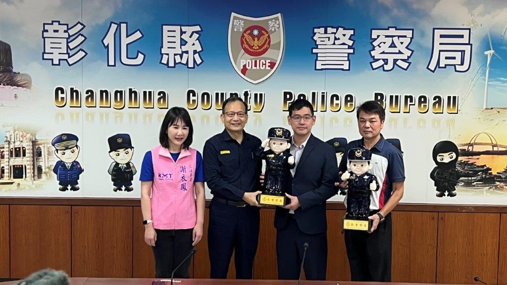 企業家慨贈警示肩燈，彰警夜間執勤有保障