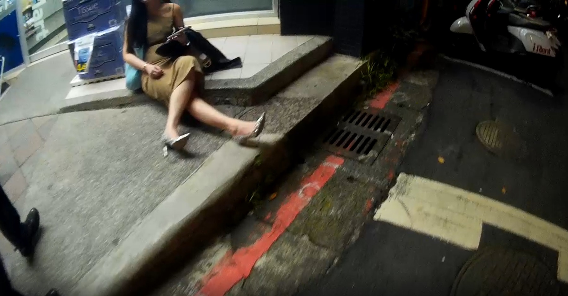 照片2-臺北市保安警察大隊巡邏發現酒醉女子步履不穩跌坐於騎樓，立即前往協助。