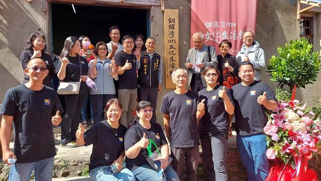 圖 苗栗銅鑼文化生活館 幕後辛苦的志工們 前排右三 傅肇銘 生活館提供