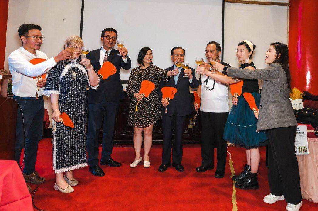 圖 (右一) Encore社群平台行銷經理 黃愉媃(右二)酴塗小酒館主理人-蘇純慧 (右三) 大稻埕十連棟-連錦堅主委 (左一) 書法藝術&篆刻師 司徒長卿 (左二) 大稻埕旗袍老師 方筱菁。吳榮邦/攝影。<span style="color: #33cccc; font-size: 16px;">※ 提醒您:禁止酒駕 飲酒過量有礙健康</span>