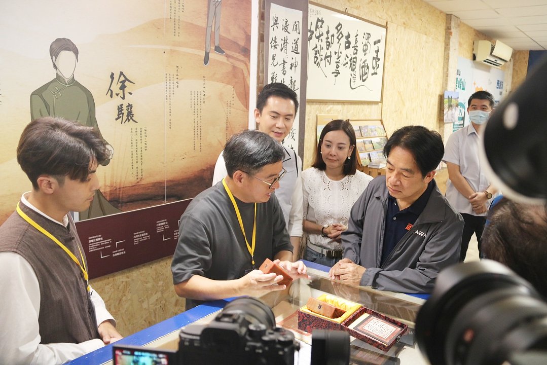 圖 苗栗銅鑼文化生活館賴世若主委 為賴清德副總統及貴賓們簡述 1895在地歷史及兩顆鎮館之寶緣由 生活館提供