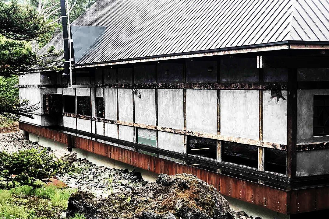 圖 日本北海道 老屋活化(材質: 琉璃烤漆浪板&原木)  翻拍自 北海道倶知安町観光協会