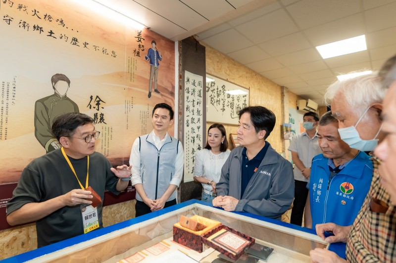 圖 文化館 賴世若 主委 為賴副總統解說 1895地方文史及兩顆寶印典故