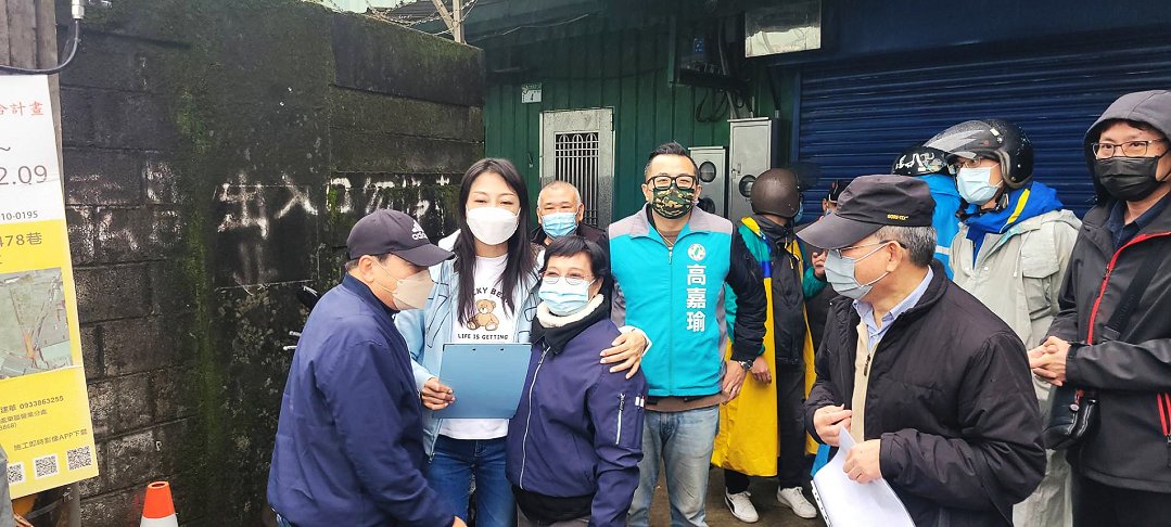 圖  地方民意代表  闕梅莎議員 （左二） 、高嘉瑜委員 辦公室主任（中）、中南里里長 詹坤隆（左一）、老鄰長 林羽榛女士（左三）