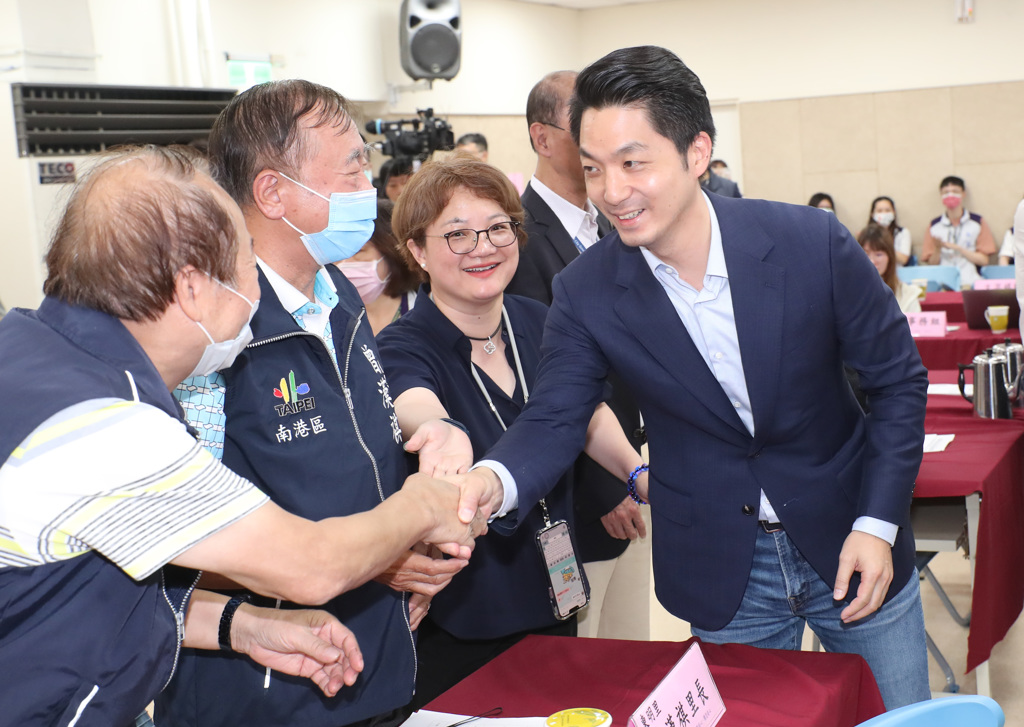台北市長蔣萬安（右）11年6月14日出席在北市南港區的第5場「市長與里長有約」會議，與出席的里長握手致意，以強化市長與里長聯繫並有面對面充分溝通討論機會。