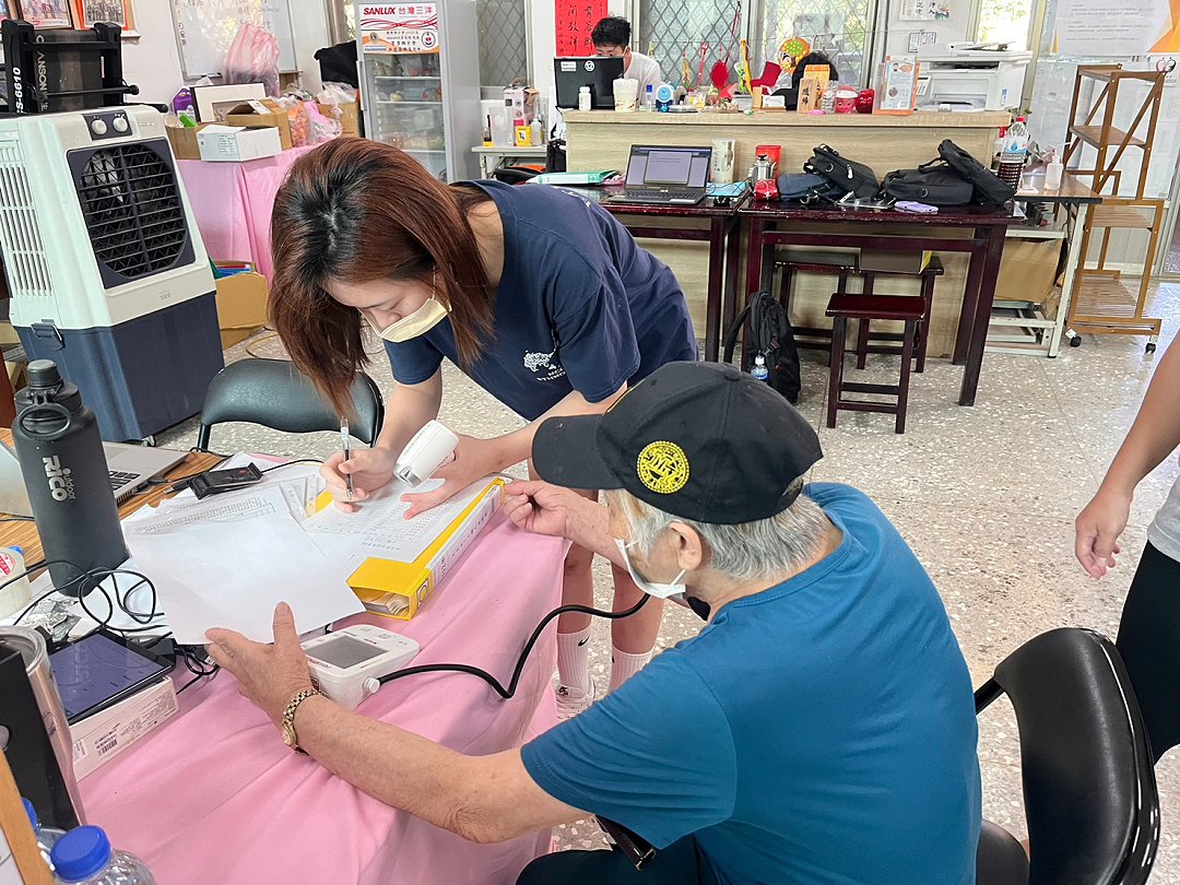 圖 新北市平溪區菁桐社區發展協會 為 工讀生黃雨柔 長者健康量測 協會拍攝提供