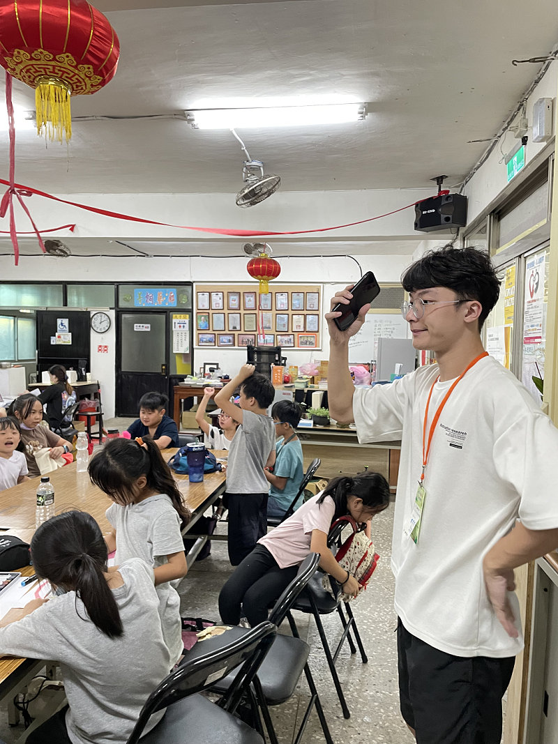 圖 新北市平溪區菁桐社區發展協會 為 工讀 生 徐正 輔導地方國小學童 協會拍攝提供