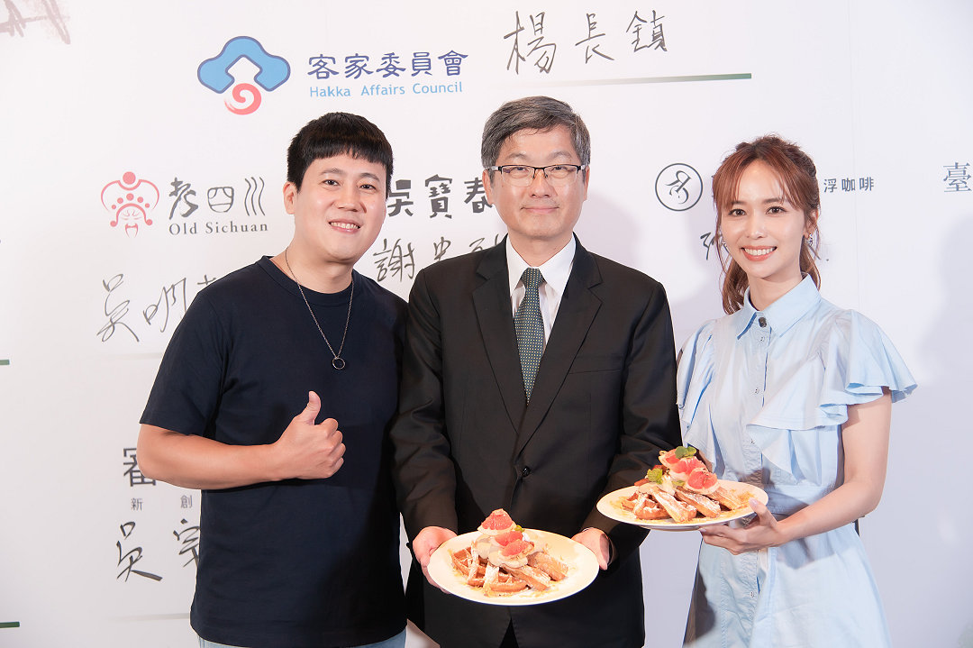 圖 客委會楊長鎮主委(中)與黑浮咖啡沈宗賢執行長(左)及代言人陳明珠品嘗桶柑餅鬆餅 商研院提供