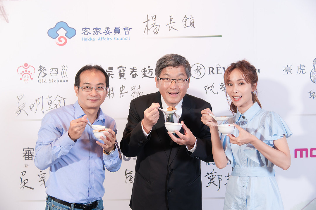 圖 客委會楊長鎮主委(中)與老四川吳明翰總經理(左)及代言人陳明珠品嘗公館福菜鍋物 商研院提供