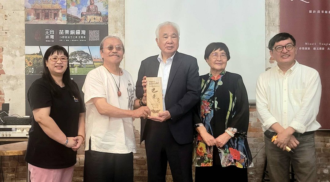 圖 姚嘉文資政前彰化縣長 周清玉女士(右二) 頒發 1895生活館紀念碑 生活館主委 賴世若老師 (右一) 李祥甫 後代 李峰老師 (左二) 生活館 李淑惠顧問委員(左一)