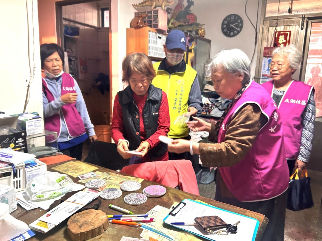 圖   大湖社區綠色禪繞畫  關懷獨居長者