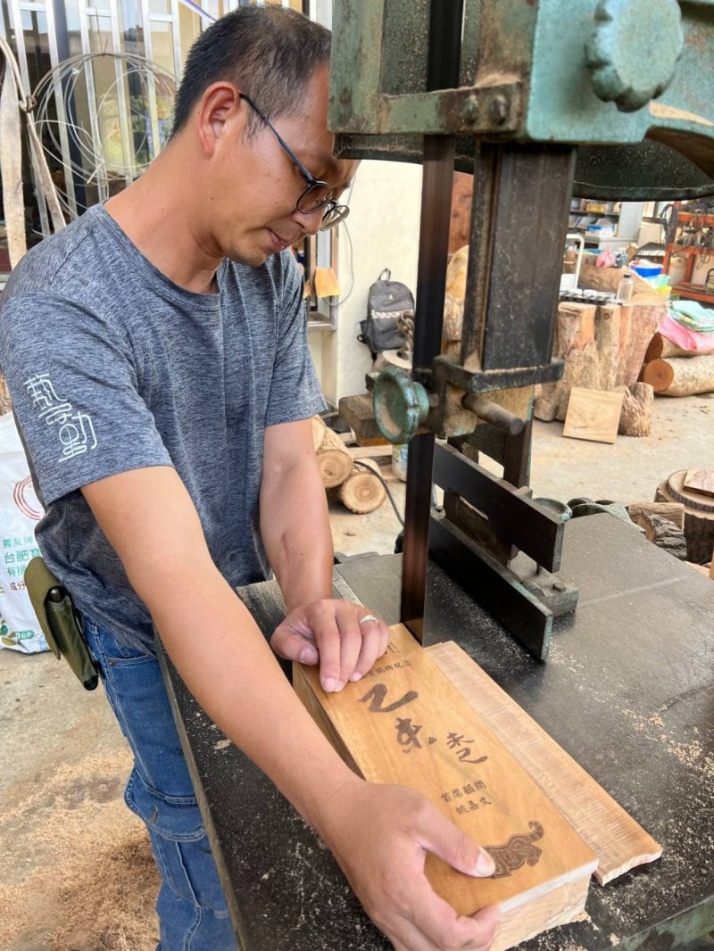 圖 苗栗銅鑼地青年 賴瑞儒 工藝師 「天然奇木」工作坊 製作