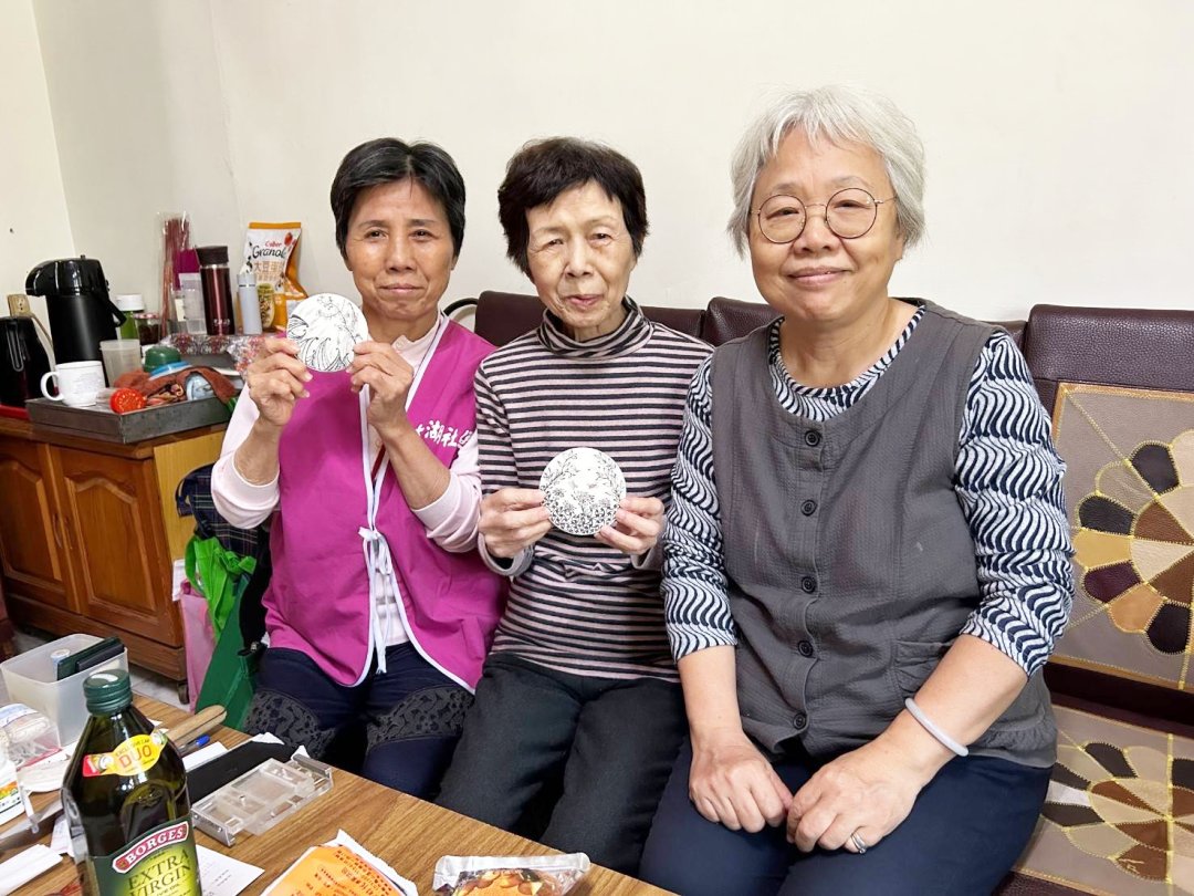 圖   大湖社區綠色禪繞畫  關懷獨居長者