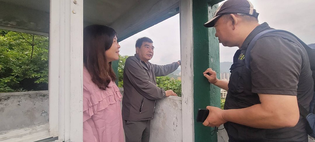 圖 中南里 詹坤隆 里長(左一) 帶領 地方文史工作者 (左二) 社區大學 潘文彬講師 (中) 魚籃文化創辦人 陳美華博士 (右) 鄭旅欣 經理 走讀 南港區 台北生技園區後山 (中南山) 生態區