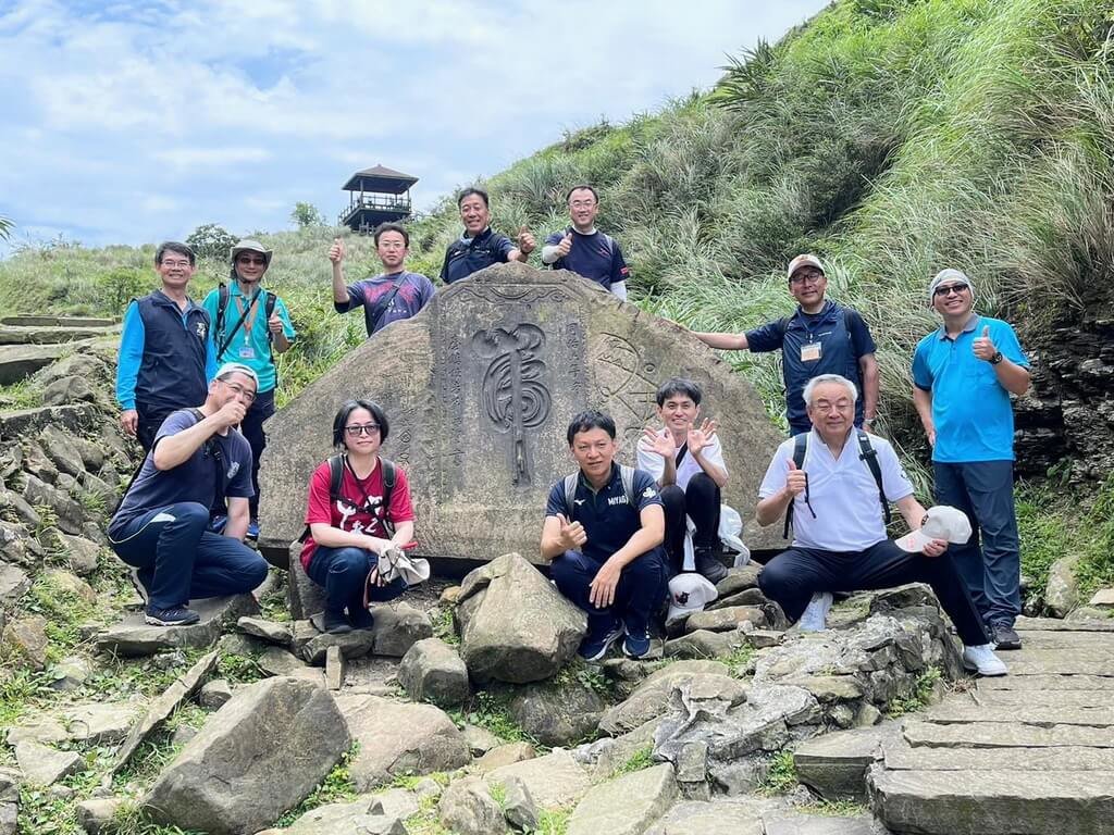 淡蘭國家綠道與日本宮城縣偶來步道締結為國際友誼步道,日方組團來台參訪5天4夜,17日走訪新北市貢寮區草嶺古道著名古蹟虎字碑(圖),並合影留念。(東北角及宜蘭海岸風管處提供)中央社記者黃旭昇新北市傳真 113年5月17日
