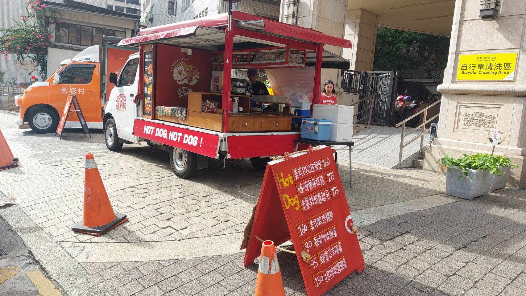 福容台北二館攜手美食餐車美式熱狗堡  融合中式料理口味給民眾特別食感