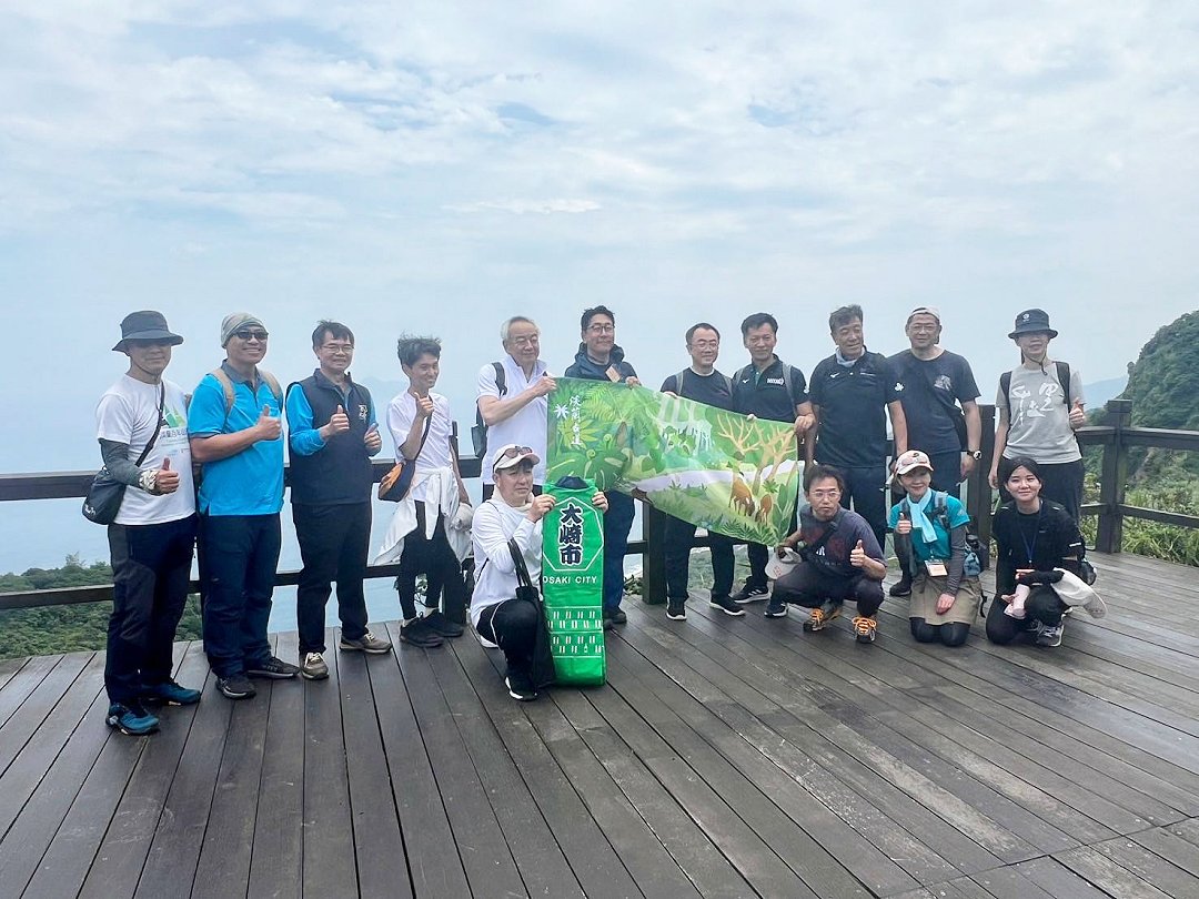 圖 台日淡蘭夥伴走讀花絮-手持為新北市觀旅局授權淡蘭市集聯盟開發商品 (淡蘭北路浴巾) 淡蘭市集聯盟-台灣綠色旅遊協會 拍攝