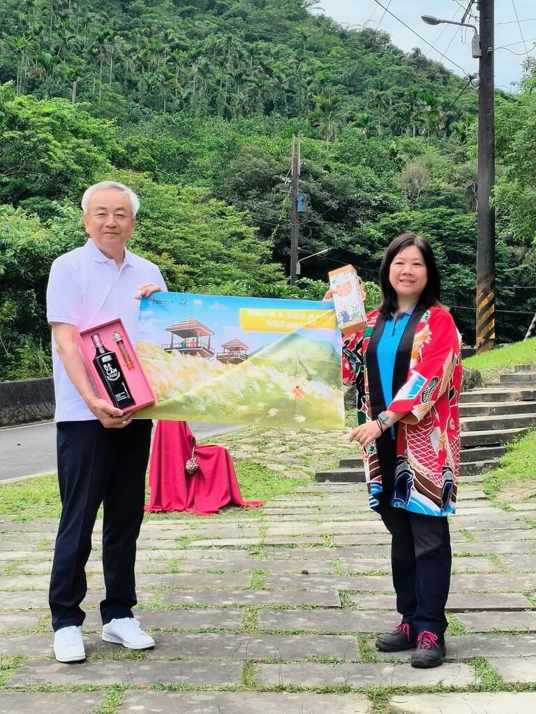圖 日本宮城縣偶來步道參訪團17日在東北角草嶺古道為「偶來小馬」標誌揭牌,宮城縣氣仙沼市長管原茂(左)與東北角及宜蘭海岸國家風景區管理處處長游麗玉(右)會前交換禮物。(東北角及宜蘭海岸風管處提供)中央社記者黃旭昇新北市傳真 113年5月17日
