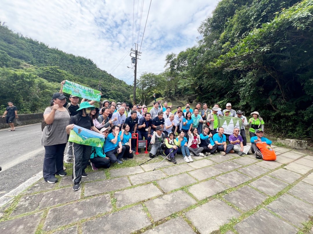 圖 東北角東管處、宮城縣廳與宮城縣議會、新北市觀旅局及參與健走成員合照 (左一)電商平台62icon 創辦人 陳虹年(淡蘭市集共同主理人)