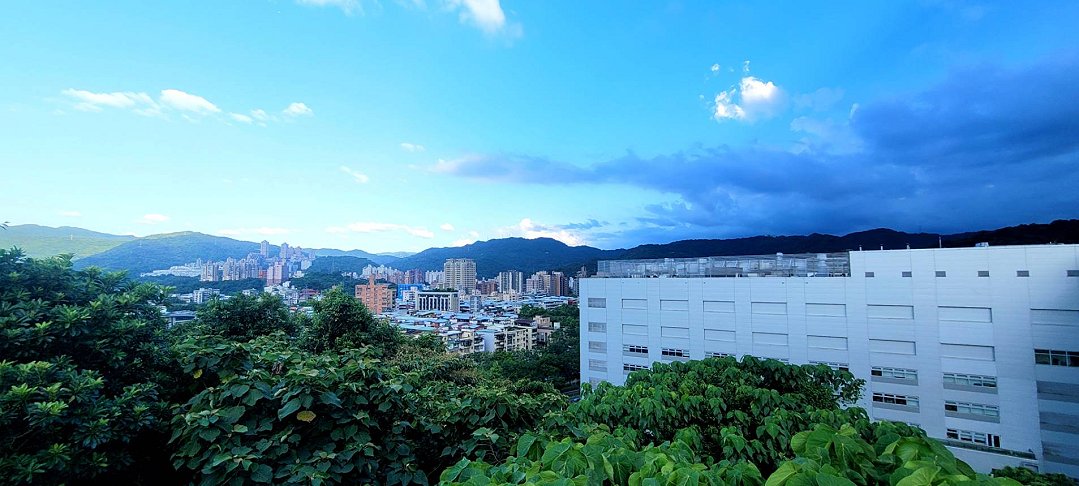 圖 南港中南山連接南興煤礦及 國家生技園區 軍方寮望台 可遠觀 新北勢 汐止區 許慎之拍攝