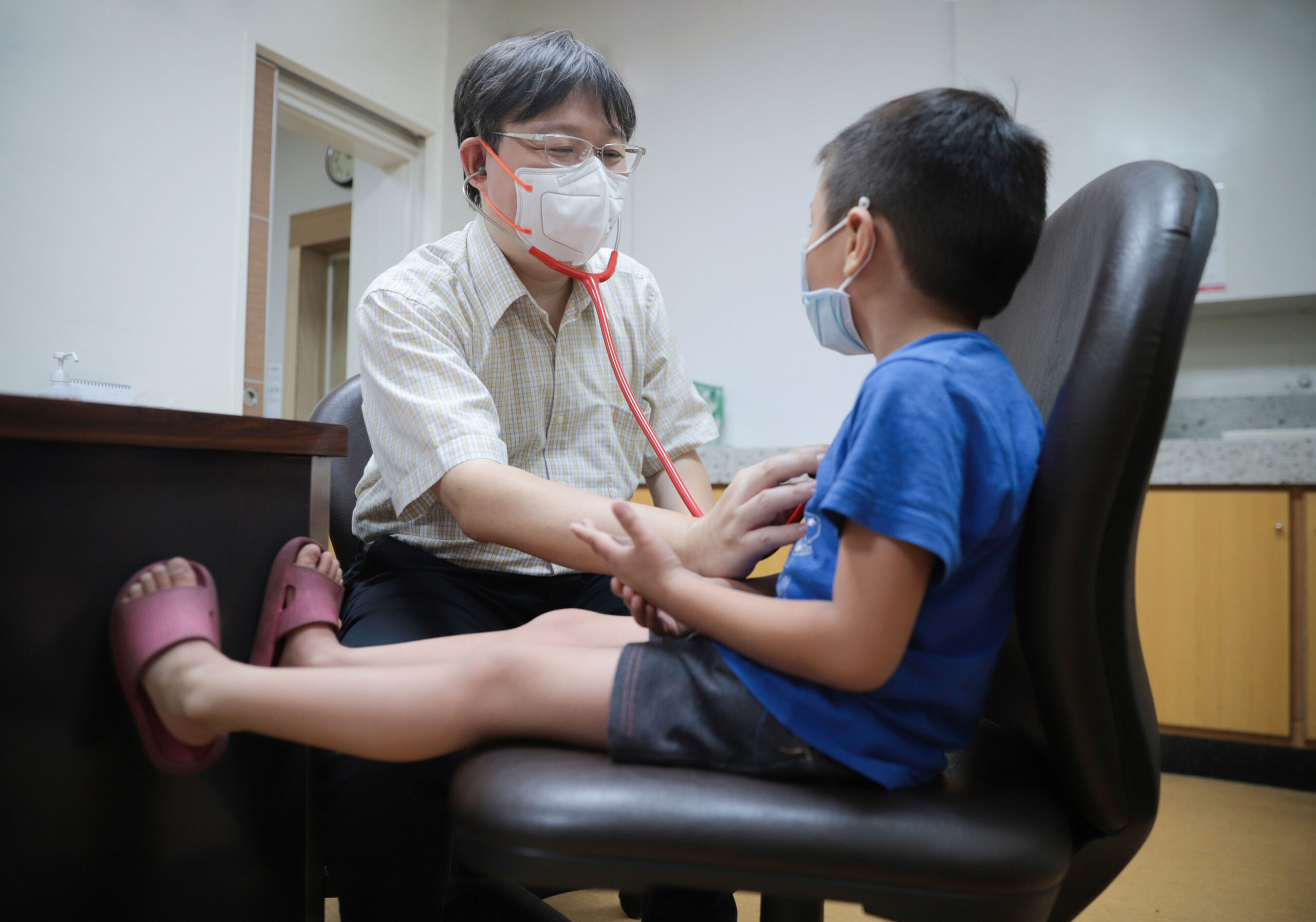 學齡前兒童肺炎病例激增！醫師警告：新冠後抵抗力不敵病毒猛攻