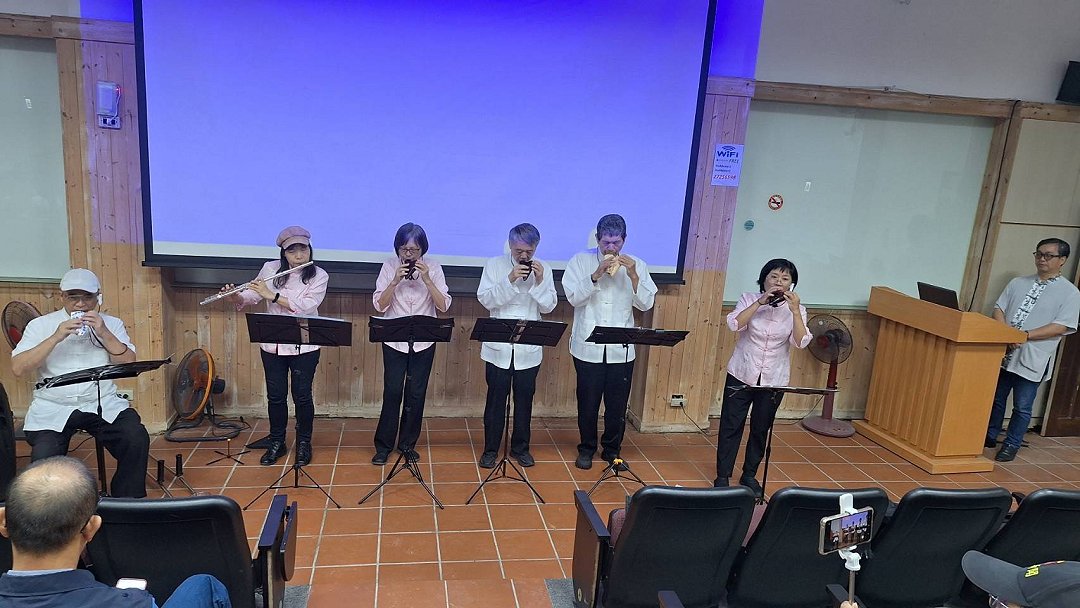 圖 南港社區大學蘇文宗老師帶領的「竹韻簫笛班」學員演奏。